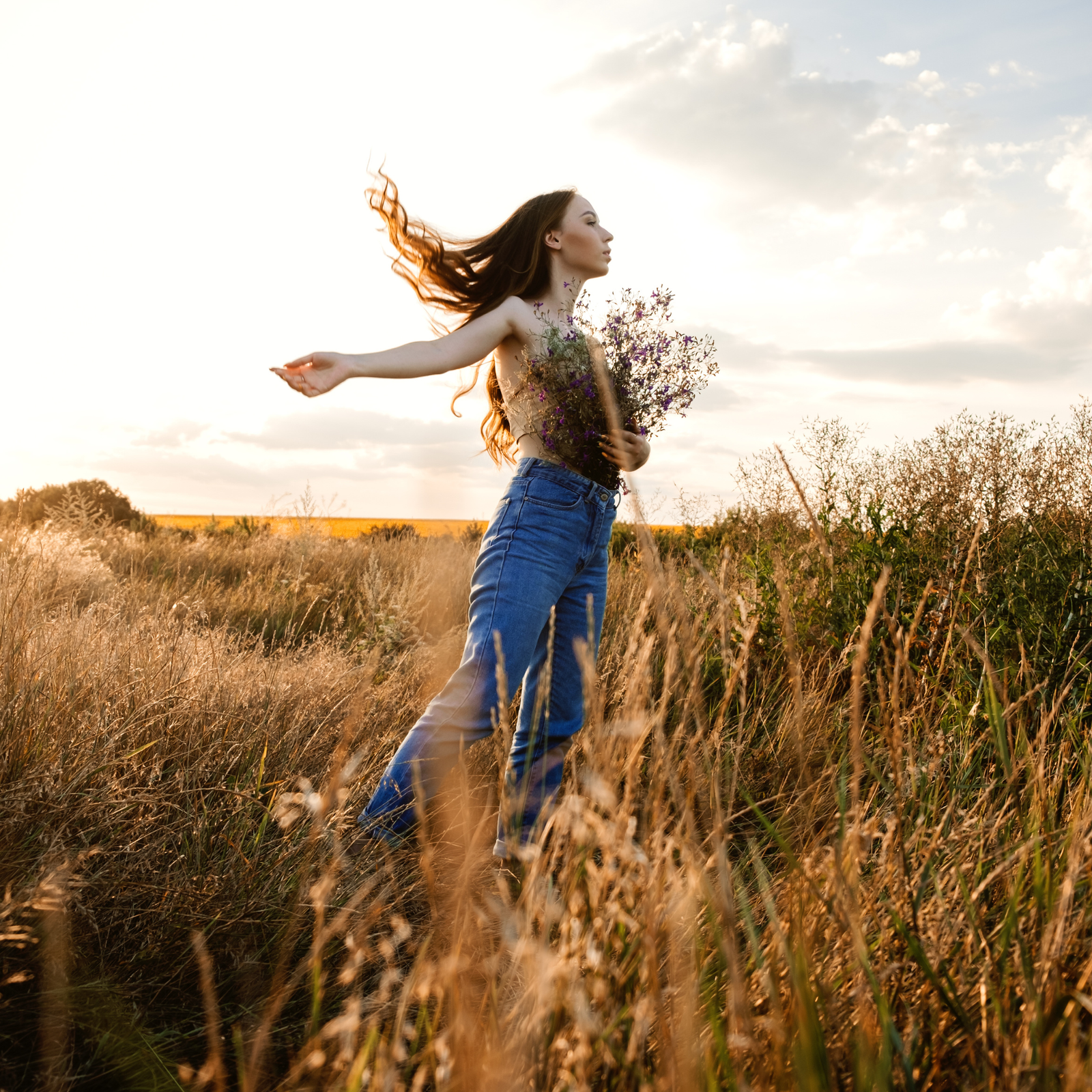 10 femme heureuse libre dans un champ