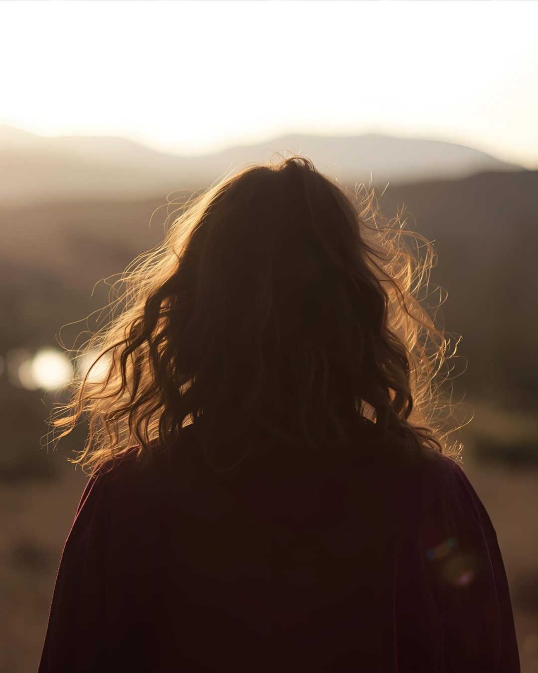 soins énergétiques adulte femme regardant l'horizon soleil